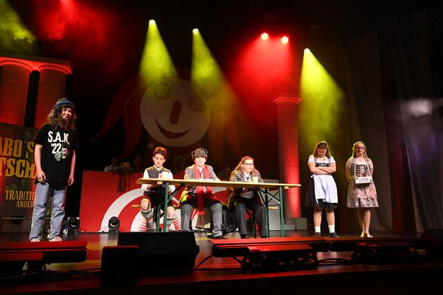 Unter dem Motto "Gruß von der KIKO" brachten sechs junge Akteure "Stadträte" mit viel Humor die aktuellen lokalen Themen auf den Tisch.