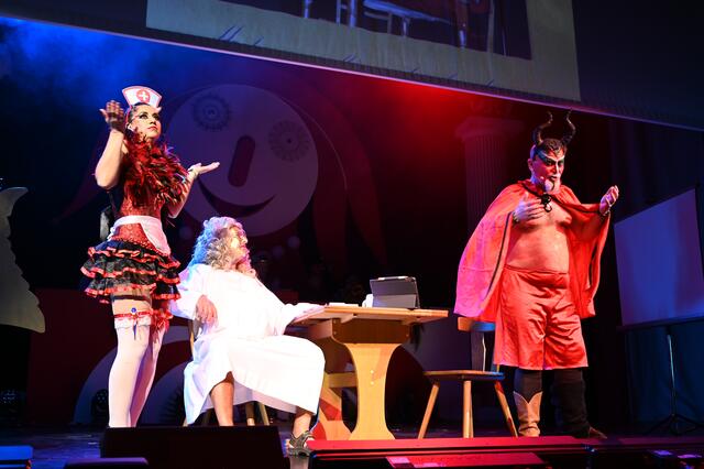 Reinhold Dempf, Oliver Reiser und Melanie Niggl unterhielten als "Engel, Teufel und Teufelchen" die Zuschauer mit ihrem Vortrag "Dia-Abend im Seniorenheim" wieder prächtig.