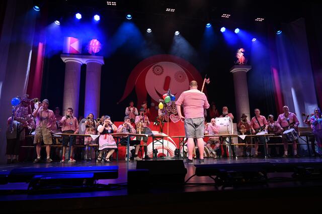 Den Beginn der Faschingssitzung bestreitet traditionell der Spielmannszug Gersthofen-Herbertshofen, die sich als Festzelt-Blaskapelle verkleideten.