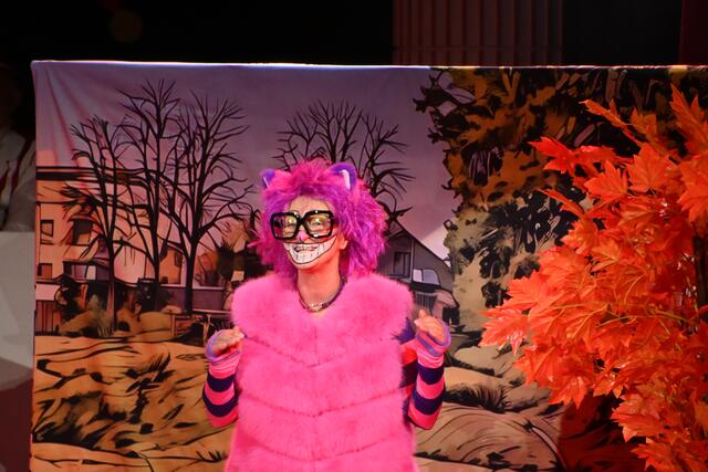 In einer ideenreichen Adaption von "Alice im Wunderland" nahm die Gersthofer Musikschule die Situation am Gersthofer Loch auf die Schippe. Vor allem die großartig vorgetragenen Gesangsstücke überzeugten das Publikum.