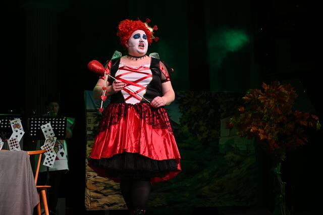 In einer ideenreichen Adaption von "Alice im Wunderland" nahm die Gersthofer Musikschule die Situation am Gersthofer Loch auf die Schippe. Vor allem die großartig vorgetragenen Gesangsstücke überzeugten das Publikum.