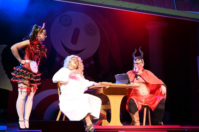 Reinhold Dempf, Oliver Reiser und Melanie Niggl unterhielten als "Engel, Teufel und Teufelchen" die Zuschauer mit ihrem Vortrag "Dia-Abend im Seniorenheim" wieder prächtig.