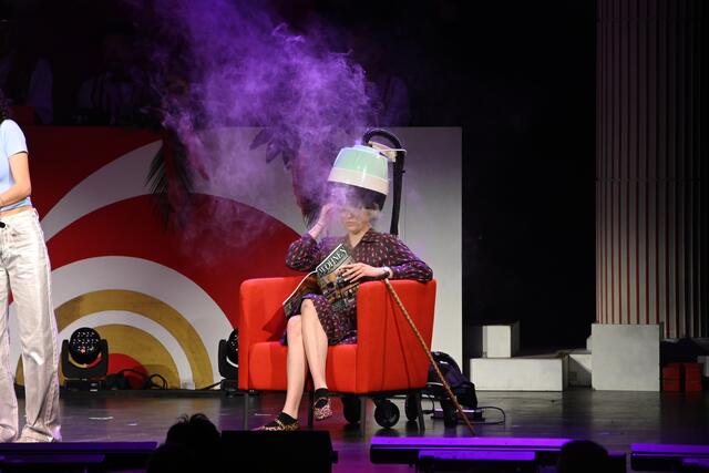 Die Nachwuchs-Aktiven von der Gruppe "Promi(l)enten" überzeugten mit witzigen Szenen aus einem Friseursalon.