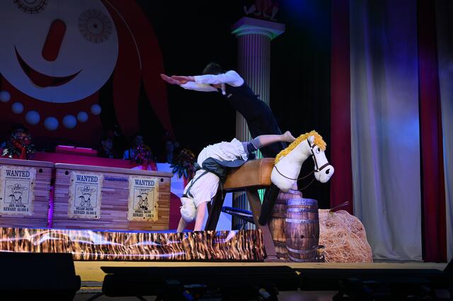 Die TSV-Turner zeigten an Kasten und Pferd eine fulminante Umsetzung des Themas "Lucky Luke" und begeisterten durch ihr akrobatisches Können.