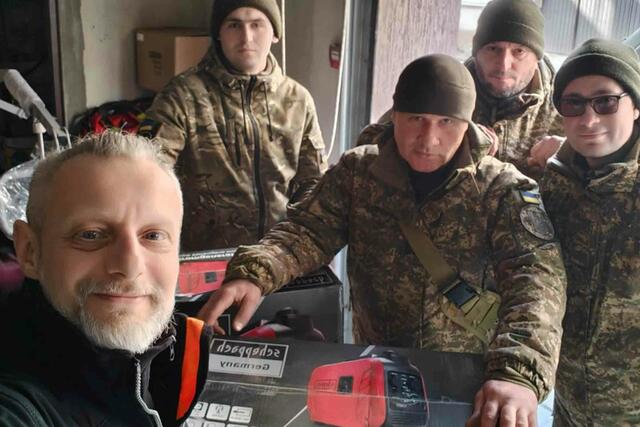 Vasyl Savka, Geschäftsführer von Kolping Ukraine in Czernowitz, freute sich über die neuen Stromgeneratoren der Kolpingstiftung-Rudolf-Geiselberger. Diese werden in Kooperation mit der örtlichen Polizei verteilt. 