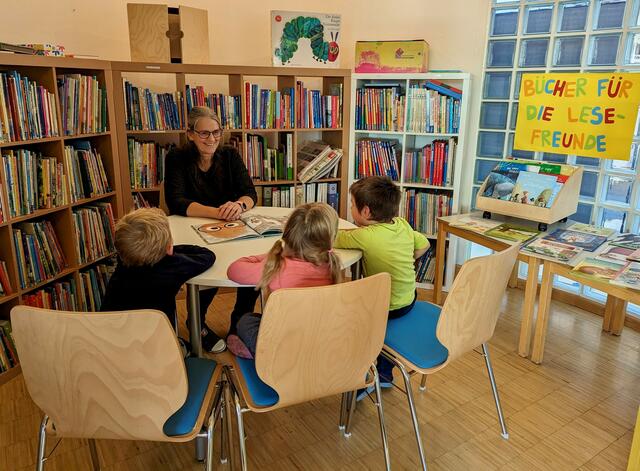 Bildunterschrift: Lesefreundin im Einsatz beim dialogischen Lesen in der Kindertagesstätte Johann Breher in Jettingen-Schappach. | Foto: Kita Johann Breher, Jettingen-Scheppach / Fotografin: Nadja Bachmann
