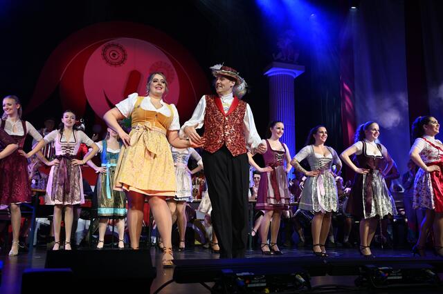 Der Sitzungspräsident Holger Franz führe auch in diesem Jahr souverän, humorvoll und professionell durch das Programm.