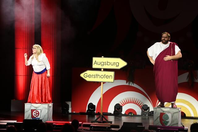 Lisa Hallmen und Chstitian Bauer nahmen auf witzige Art als Gerfriedchen und Augustus die beiden Nachbarstädte Gersthofen und Augsburg auf die Schippe.