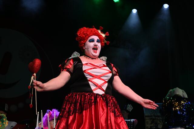 In einer ideenreichen Adaption von "Alice im Wunderland" nahm die Gersthofer Musikschule die Situation am Gersthofer Loch auf die Schippe. Vor allem die großartig vorgetragenen Gesangsstücke überzeugten das Publikum.