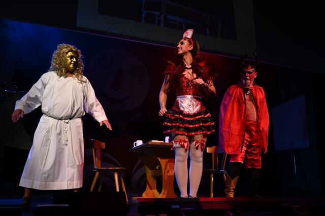 Reinhold Dempf, Oliver Reiser und Melanie Niggl unterhielten als "Engel, Teufel und Teufelchen" die Zuschauer mit ihrem Vortrag "Dia-Abend im Seniorenheim" wieder prächtig.