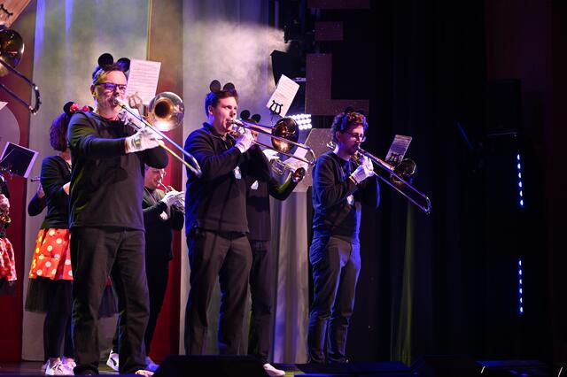 Die Gersthofer Blasharmoniker setzten das Motto "Disney-Musicals" um. Dies nicht nur mit perfekt gespielten Melodien, sondern auch mit etlichen gespielten Einlagen.