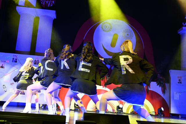 Als Abschluss boten Max und seine Zuckerpuppen wieder mitreisenden Schuhplattler und Rock`n Roll.