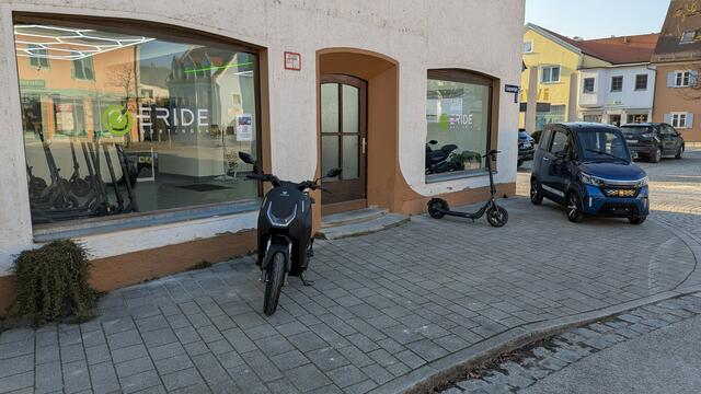 Nachhaltige und umweltfreundliche E-Mobilität mit E-Scootern, E-Roller, E-Rollern, E-Motorrädern und elektrischen Kabinenrollern finden Interessierte bei eRide in Wertingen. | Foto: E-RIDE Wertigen