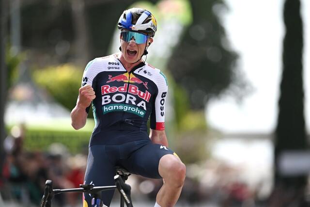 Maxim Van Gils hat den Auftakt der Andalusien-Rundfahrt gewonnen und damit seinen ersten Sieg im Trikot von Red Bull – BORA – hansgrohe eingefahren. Auch das Führungstrikot geht an den Belgier. | Foto: Pressemitteilung Red Bull – BORA – hansgrohe /Fotos: GettySport