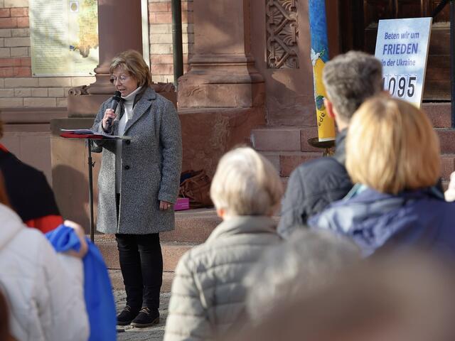 Monika Göppel von der evangelischen Gemeinde Friedbergs erweiterte in ihrem Friedensgebet den Blick auf die ganze Welt und betete um Frieden überall. | Foto: Achim Lüders