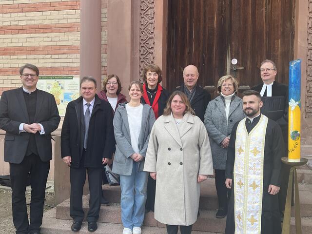 Die Mitwirkenden beim Interreligiösen Friedensgebet am 22. Februar 2025 vor der Friedberger Stadtpfarrkirche.  | Foto: Kristina Roth