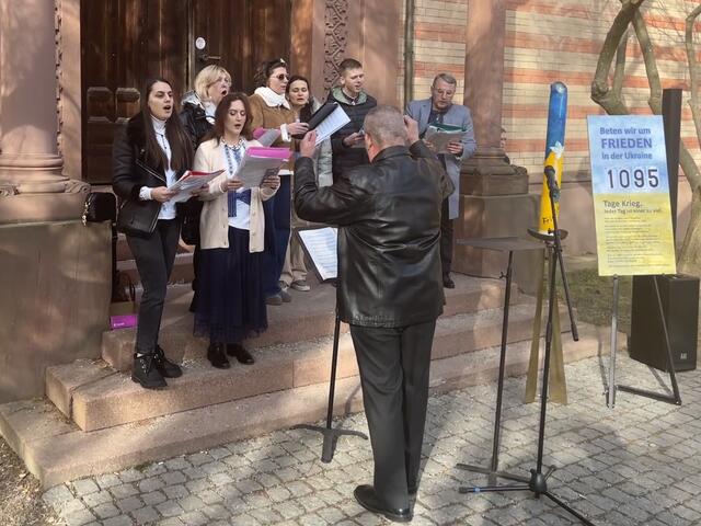 Der Kirchenchor der ukrainisch-katholischen Gemeinde Augsburg verlieh den Gebet mit ihren Gesängen eine ganz besondere Würde. | Foto: Kristina Roth