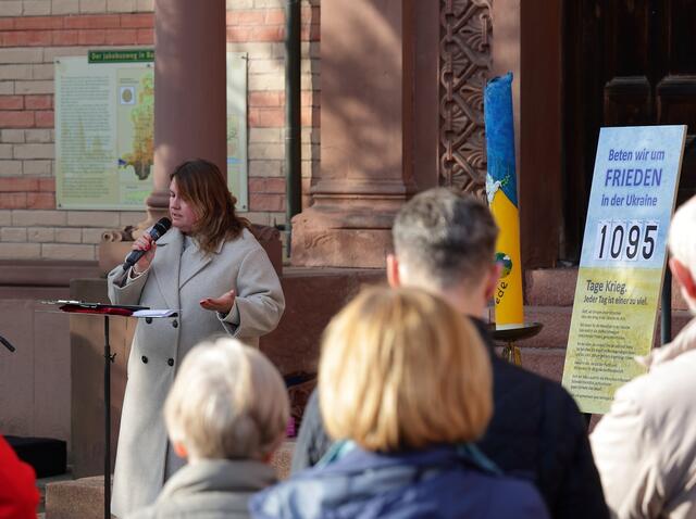 Die Ukrainerin Natalie Kuscnerchuk, die anfänglich im Friedberger Pfarrzentrum mit ihren Kindern unterkam, teilte ihre persönliche Geschichte und schilderte die Herausforderungen, die Geflüchtete täglich meistern müssen. | Foto: Achim Lüders