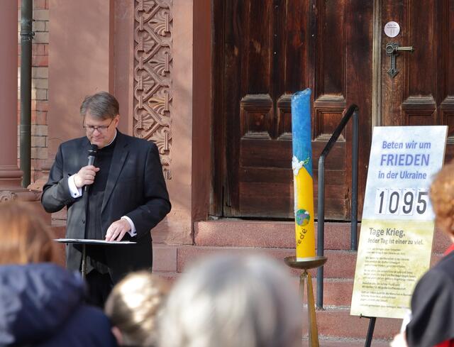 Friedbergs katholischer Stadtpfarrer Steffen Brühl erinnerte daran, dass mit dem russischen Angriff der Krieg nicht nur in die Ukraine, sondern auch nach Europa gebracht wurde.  | Foto: Achim Lüders
