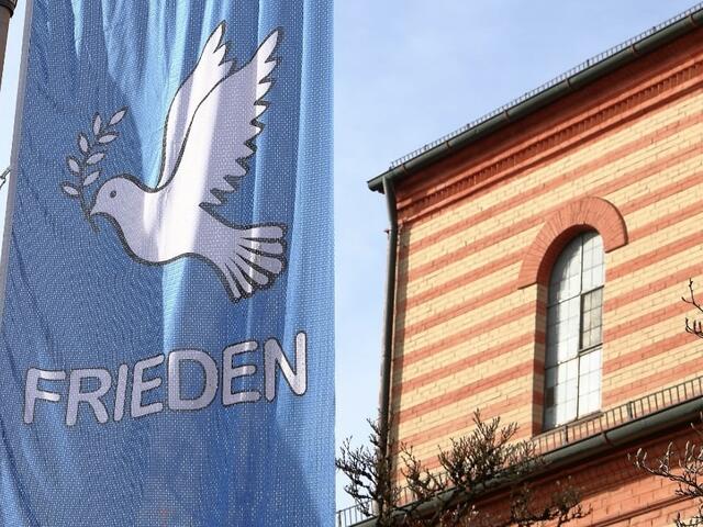 Ein eindringlicher Appell zum Frieden in der Ukraine und weltweit war das Interreligiöse Friedensgebet anlässlich des dritten Jahrestags des Kriegsausbruchs. | Foto: Achim Lüders