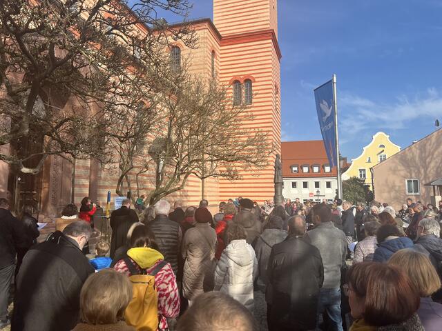 Rund 200 Menschen kamen zum interreligiösen Friedensgebet vor der Stadtpfarrkirche St. Jakob zusammen. | Foto: Kristina Roth