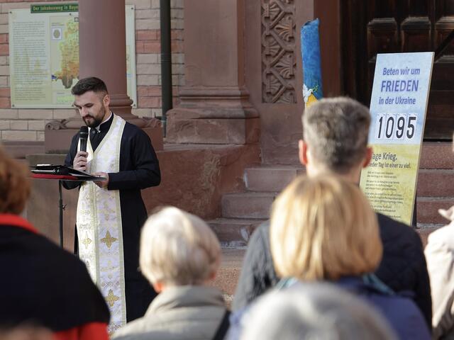 Pater Bohdan Sabalo von der ukrainisch-katholischen Gemeinde Augsburg mahnte ein Ende der Gewalt und Zerstörung in seiner Heimat an.. | Foto: Achim Lüders