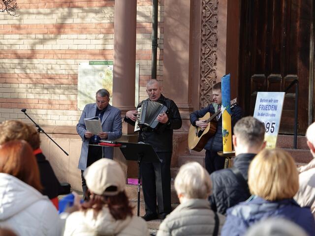 Drei sonore Männerstimmen des ukrainischen Kirchenchors brachten heimatliche Klänge mitten in die Friedberger Altstadt.  | Foto: Achim Lüders