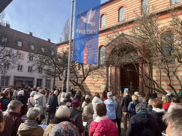 Rund 200 Menschen kamen zum interreligiösen Friedensgebet vor der Stadtverkehr St. Jakob zusammen. | Foto: Kristina Roth
