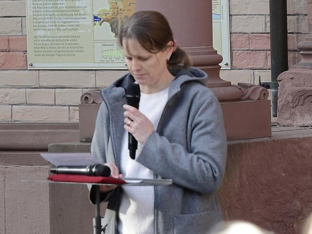 Yvonne Pande, Vertreterin der Bahá’í-Gemeinde Augsburg, betonte die Einheit der Menschheit | Foto: Achim Lüdrrs