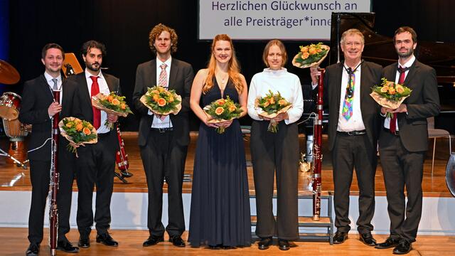 2024 ging der Musikförderpreis an die Konzertpianistin Julia Rinderle (4.v.l.), die Komponistin und Musikerin Theresa Zaremba (5.v.l.) und das Ensemble Fagotti Parlandi.  | Foto: Alfred Michel