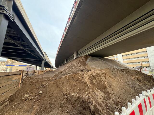 Ein Erdwall als Stütze: bald wird der alte Schnellweg abgebrochen.