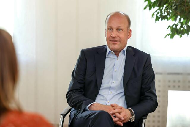 Landrat Martin Sailer im Gespräch mit den Bürgern. | Foto: Julia Pietsch