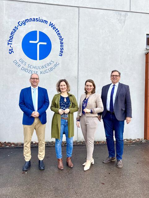 Marina Jakob und Jenny Schack beim St.-Thomas-Gymnasium Wettenhausen (links Peter Kosak, rechts Schulleiter Andreas Eberle) | Foto: Florian Kaida
