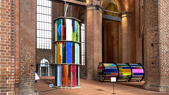 Zwei architektonische Objekte des Künstlers Paul Schwer stehen mitten im Kirchenraum von St. Georgen, eine Röhre und ein Turm. Foto: Helmut Kuzina