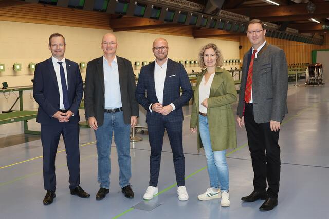 Staatsminister Dr. Fabian Mehring, MdL, und Landtagsabgeordnete Marina Jakob bei 1. Landesschützenmeister Christian Kühn, stellvertretenden Landesschützenmeister Albert Euba und BSSB-Geschäftsführer Alexander Heidel auf der Olympia-Schießanlage in Garching-Hochbrück | Foto: Lilly Döpper