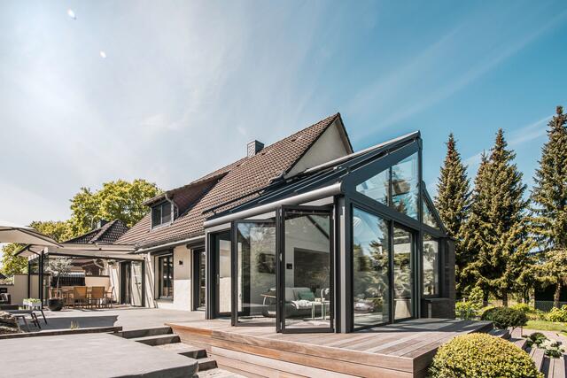Das Zuhause verschönern, Energie sparen und von staatlichen Zuschüssen profitieren: Ein Glasanbau wie ein Wintergarten bietet gleich mehrere Vorteile auf einmal. | Foto:  DJD/Solarlux/Malik Pahlmann