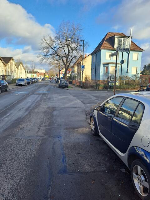 Straßenzustand = dringend verbesserungsbedürftig! Auf diesem Bild ist gut zu sehen, warum die Stadt Langenhagen Geld in die Hand nimmt. Erfreulich, dass bei der anstehenden Straßensanierung auch gleich noch eine Verbesserung für die Radfahrenden an dieser Fahrradstraße herausspringt. | Foto: ADFC Langenhagen