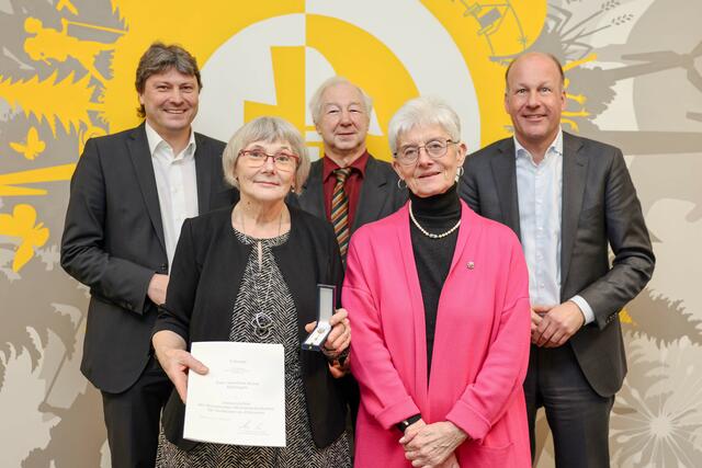 Von links: Meitingens Erster Bürgermeister Dr. Michael Higl, Anneliese Kraus, Werner Kraus, Gudrun Krumschmidt und Landrat Martin Sailer | Foto: Julia Pietsch
