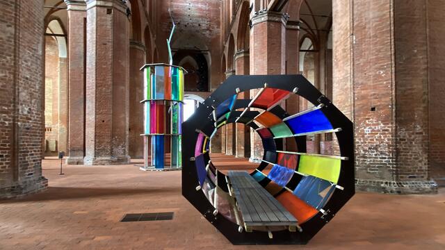 Der Künstler Paul Schwer sieht eine intensive Beziehung zwischen seinen Objekten der plastischen Kunst und der sakraler Architektur von St. Georgen. Foto: Helmut Kuzina