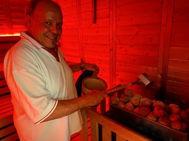 Josef Baur, hier beim Aufguss. Er macht die Aroma-Aufgüsse am Donnerstag sehr professionell. | Foto: Saunafreunde Wertingen - Helmut Krell