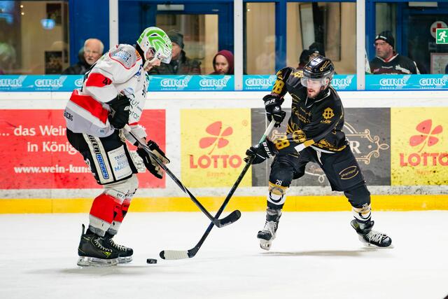 Gegen Peißenberg konnte sich der EHC im Viertelfinale durchsetzen (Im Bild Mika Reuter in schwarz gegen Martin Lidl), nun geht es gegen die Devils aus Ulm. | Foto: Dietmar Ziegler