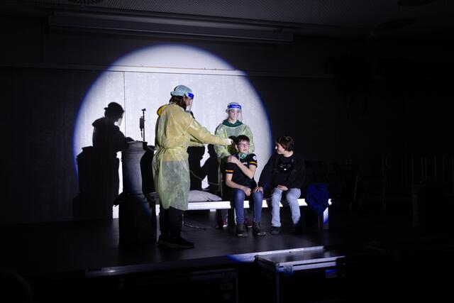Im Rahmen des Schul-Theater-Projekt des bayerischen Gesundheitsministeriums spielten Schülerinnen und Schüler der Leonhard Wagner Realschule in Schwabmünchen Szenen aus dem Alltag einer Pflegekraft, hier beispielsweise eine Szene auf der Intensivstation, als ein an Corona erkrankter Patient nach der Beatmung seine ersten Worte sprach, und sich ein Bier wünschte. | Foto: Doris Wiedemann