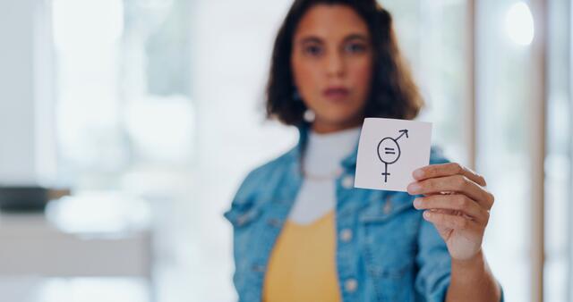Der Gender-Pay-Gap gibt es immer noch: Frauen verdienen bei gleicher Qualifikation und gleicher Tätigkeit oftmals weniger als ihre männlichen Kollegen.
 | Foto: DJD/Itzehoer Versicherungen/A.S./peopleimages.com - stock.adobe.com