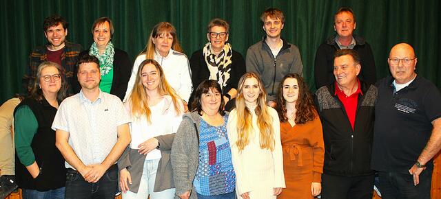 Die Theatergruppe des SV Erlingen mit (hintere Reihe von links) Roman Schneider, Monika Bissinger, Beate Erhard, Irene Zugenmaier, Florian Winter, Andreas Erhard sowie (vordere Reihe von links) Gudrun Kopp, Norbert Krahl, Adriana Graser, Heidi Rasch, Katja Rasch, Annika Rasch, Günther Burgemeister und Reinhard Reiling wollen mit drei Vorstellungen der Komödie „Ohne Kies ist´s mies“ die Lachmuskeln ihrer Besucher wieder heftig strapazieren. | Foto: Peter Heider