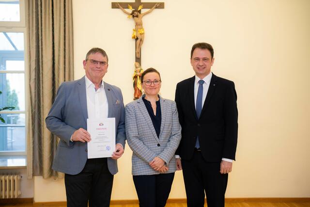 Von links: Siegfried Huber, Marina Bolenbach und Oberbürgermeister Frank Kunz | Foto: Jan Koenen / Stadt Dillingen 