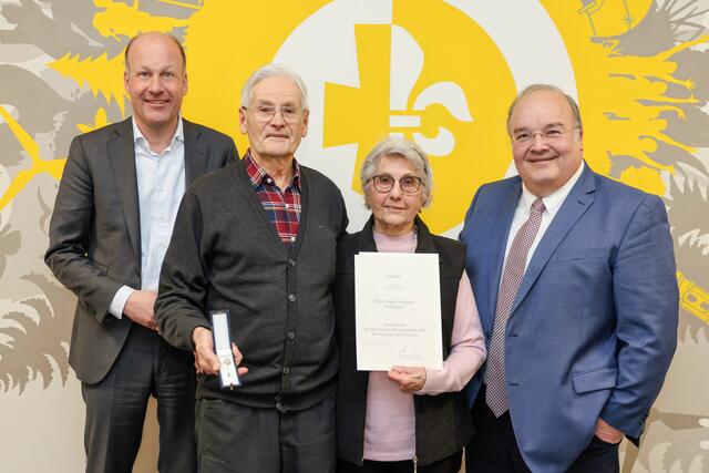 Landrat Martin Sailer, Johann Mordstein, Margarete Mordstein und Stadtbergens Erster Bürgermeister Paulus Metz. | Foto: Julia Pietsch