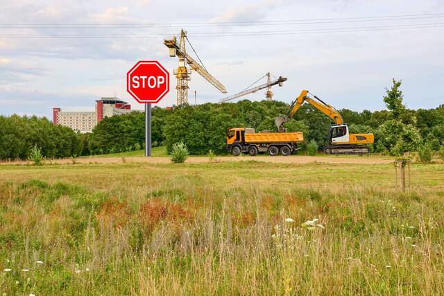 Klinikpark und nördlich angrenzende Grünflächen würden bei derzeitiger Standortwahl bebaut | Foto: Foto und Collage: Dr. Dietmar Kuhlmann, Neusäß