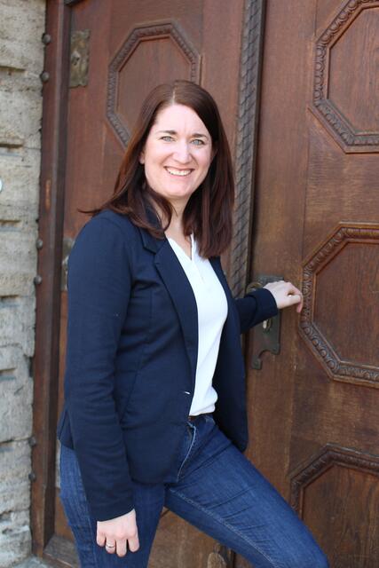 Alishia Schneider an der Tür zum Verwaltungsgebäude des BKH Günzburg: Durch die geht die neue Pflegedirektorin jeden Tag an ihren Arbeitsplatz.  | Foto: Georg Schalk, Bezirkskliniken Schwaben