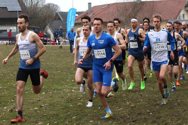 Mit dem dritten und achten Platz im Lauf der Männer-Langstrecke waren Tobias Gröbl (1114) und Mario Leser (1115) in Ruhstorf erfolgreich 

