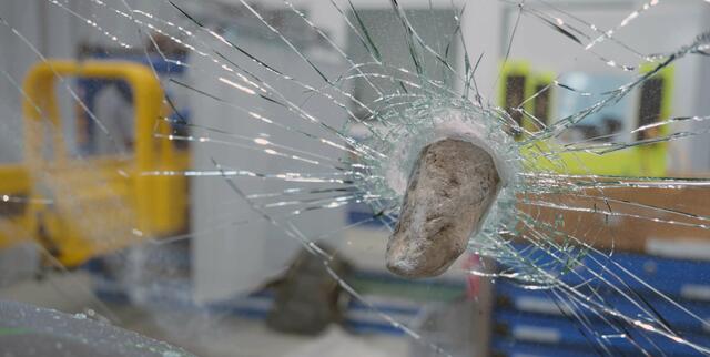 Das ADAC Technik Zentrum hat die polizeilichen Ermittlungen gegen eine Steinwerfer mit Versuchen in der ADAC Crashanlage unterstützt. | Foto: BLKA/KTI